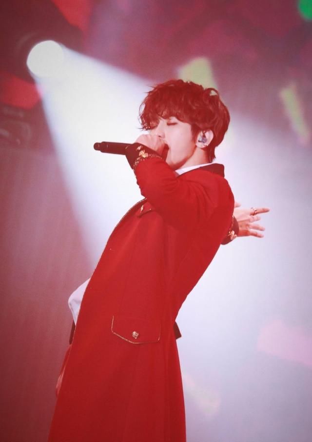 蔡徐坤:深圳见面会,台下粉丝举的标语亮了!网友