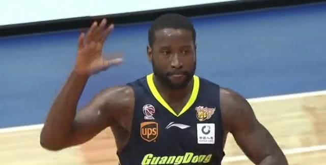 男篮国内第一人,年薪2000万!他真是CBA球队最