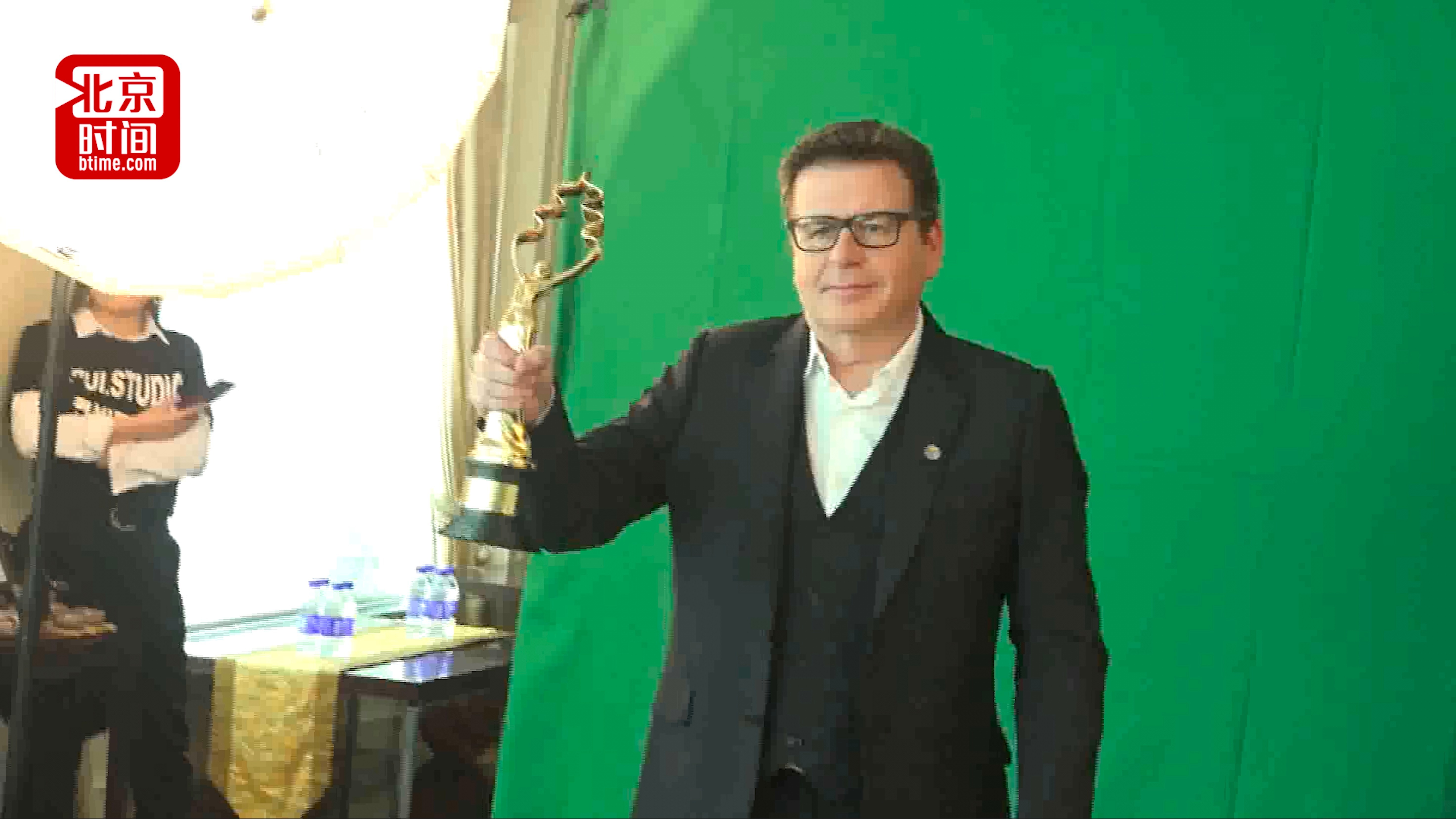 好莱坞名导西蒙·韦斯特拍照也像拍大片!难怪指导的功夫片那么霸气 好莱坞名导西蒙·韦斯特拍照也像拍大片!难怪指导的功夫片那么霸气