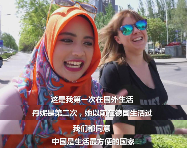 诗法跟丹妮是同年同月同日生，又在中国遇见，挺巧的。她俩一会儿要一起在银川骑车。