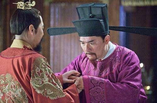 皇帝问:天底下什么最大?大臣颤颤巍巍地说了两字,皇帝连忙称赞