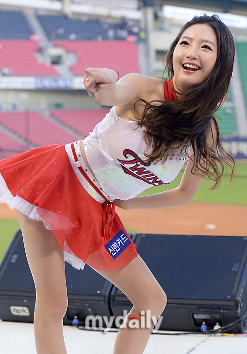 韩棒球宝贝短裙热舞 清丽出镜秀纤腰美腿