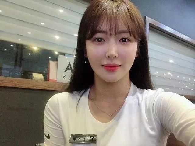 韩国女健身教练,颜值靓丽身材健美,每天课安排