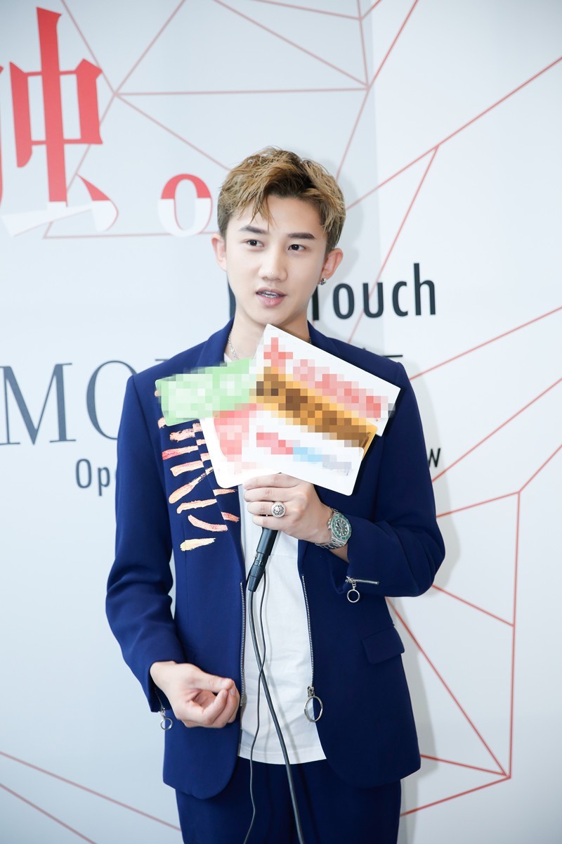 梁振伦受邀出席ESMOD大秀 蓝色西服尽显绅士