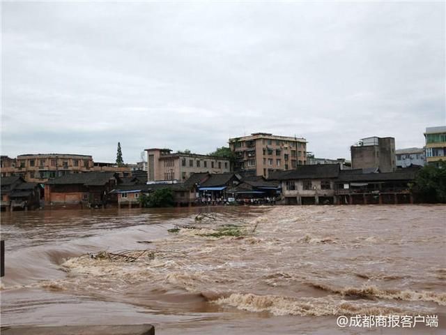 乐山苏稽古镇遭暴雨 部分底楼商铺及老街被淹