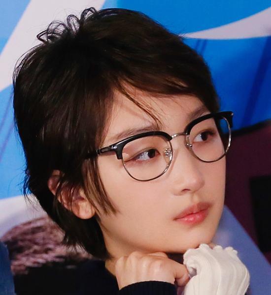 不来长得就很清秀的周冬雨,带上一副半黑框眼镜,短发造型的她像个可爱
