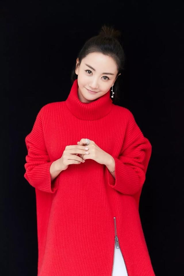 杨蓉一袭红衣,美的像个仙子