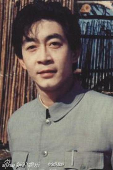 微博曝光“孙悟空”六小龄童年轻时的旧照，照片中六小龄童与猴子亲密接触，年轻时面容英俊，风采不输当今大火的小鲜肉们。