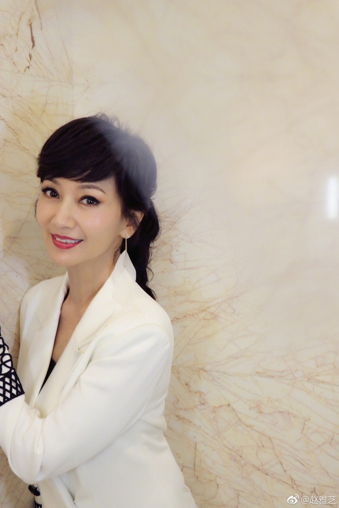 赵雅芝晒"艺术照"展不老美貌 妆容优雅气色佳