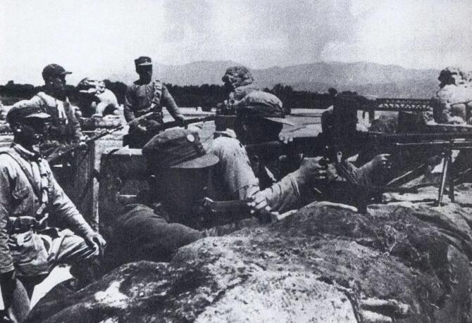 1937年7月7日，驻华日军发动“七七事变”（又称“卢沟桥事变”），开始全面侵华。这是中国军队在卢沟桥抗击日军的进攻。