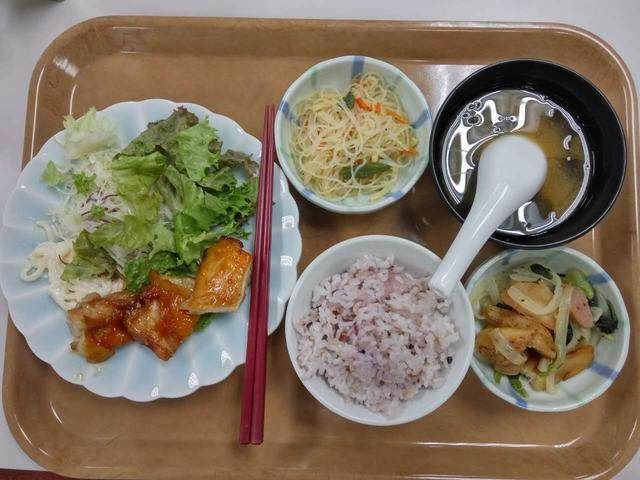 日本大学食堂的饭,一顿680日元,贵不贵?