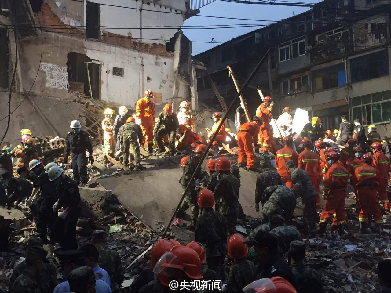 附近的区域都在进行拆迁，159号周边已经拆了好几座了，但因为补偿还没有谈拢，所以该楼还未进行拆迁，“不知道怎么自己就塌了”。