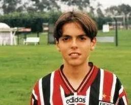 十年前踢服了C罗梅西, 登顶世界第一! 过气仍拒