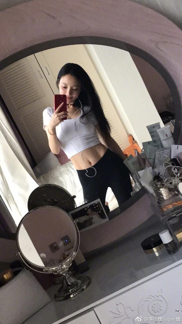 李小璐练舞前晒美照 傲人上围马甲线太吸睛(图1)
