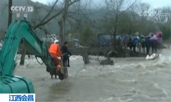 【暖新闻】河水暴涨女子被困 消防紧急救援 【暖新闻】河水暴涨女子被困 消防紧急救援