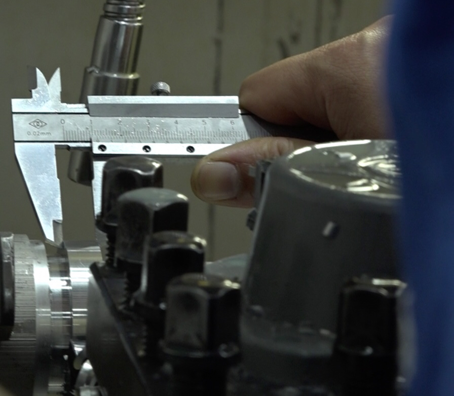 顶级工匠肉眼挑战比发丝还细1000倍的精度 顶级工匠肉眼挑战比发丝还细1000倍的精度