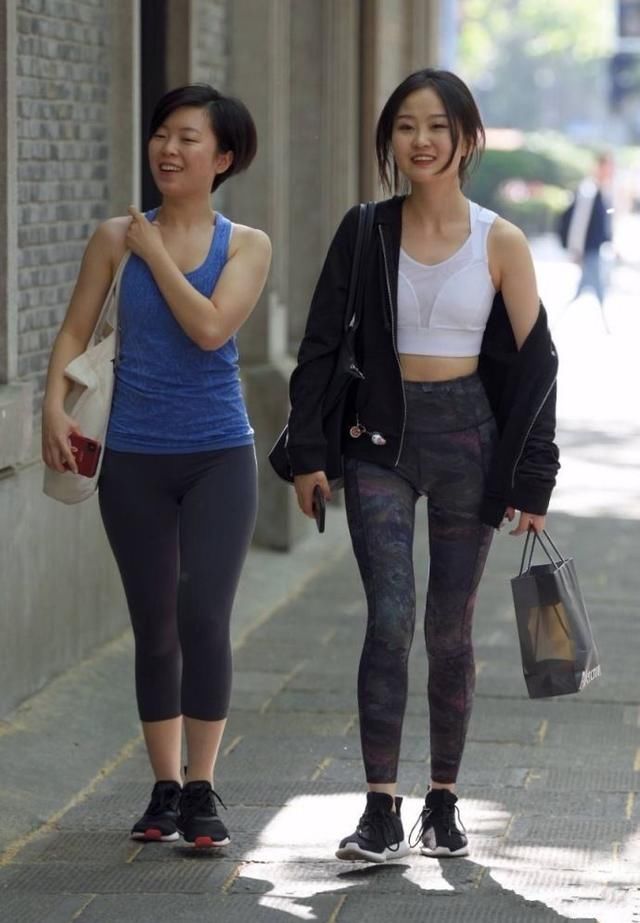 街拍:穿紧身瑜伽裤的美女,自信好身材!