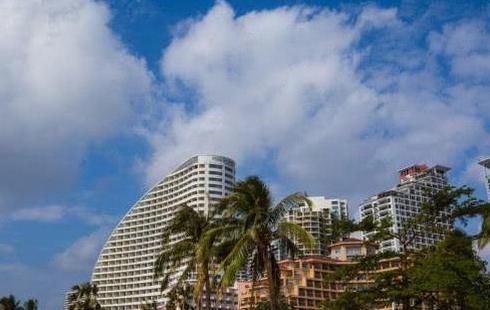 外国游客分别评价中国的三亚和泰国的普吉岛,