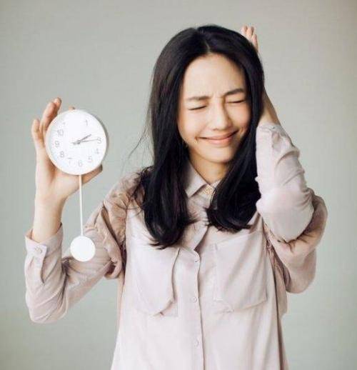 白百何4月12日,卓伟爆料女星白百何出轨一名男模,并晒出两人在泰国