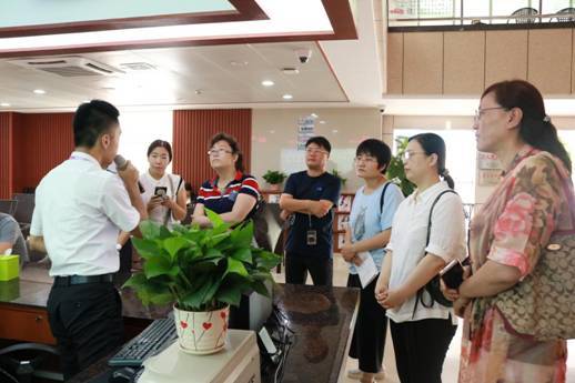 山东省威海市环翠区政府考察团参观街道行政服