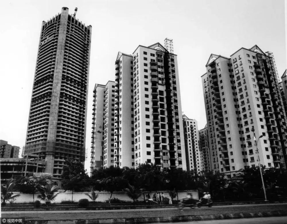 1990 年代末,海南随处可见烂尾楼
