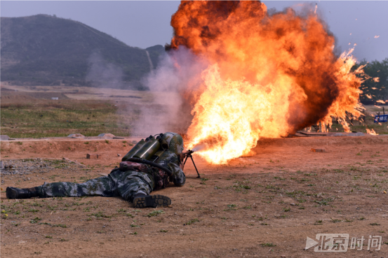 (图为四连官兵正在进行喷火训练.肖力凡摄.