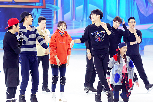 课间休息时,孙艺洲和李菲儿与梁译木这三个"活宝"负责活跃气氛