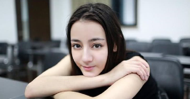 迪丽热巴现身机场,未修图照片颜值下降,网友:果