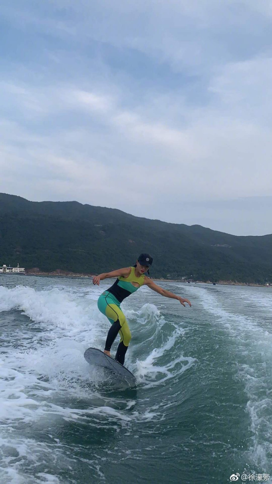 徐濠萦坚持健身 与老公度假滑雪 网友:真心羡慕!