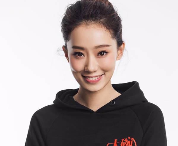 从丫蛋近期发出的照片中,网友发现丫蛋的脸似乎有了180度的改变,感觉