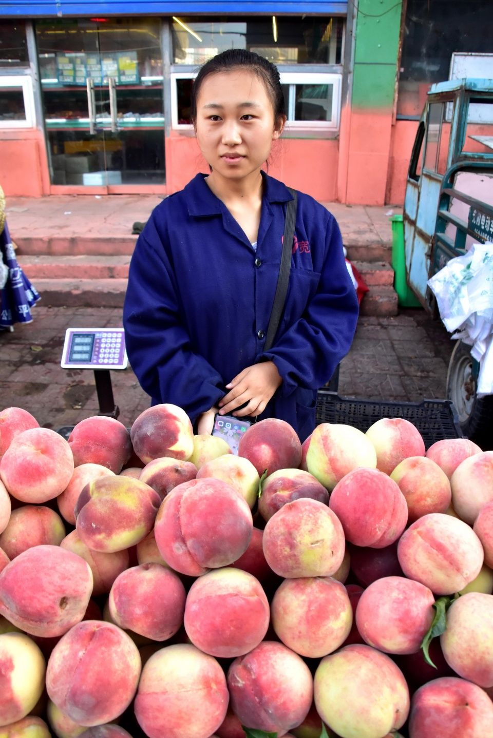 高考结束文静的女孩就开始卖水果,她要把上大学的学费自己挣回来-北京