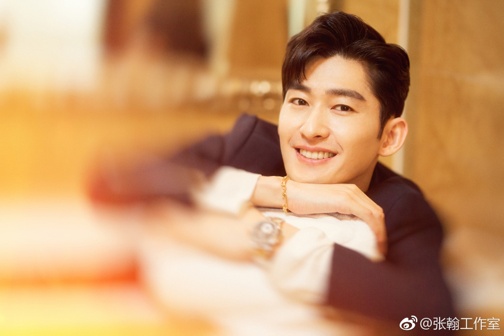 霸道总裁也爱笑!张翰新写真笑容灿烂似邻家少年 霸道总裁也爱笑!张翰新写真笑容灿烂似邻家少年