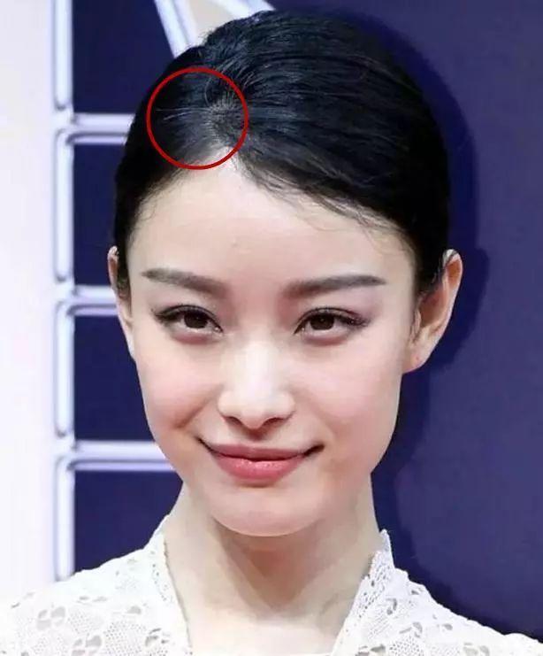 女星长白头发,赵薇染发盖不住,赵丽颖后脑勺成