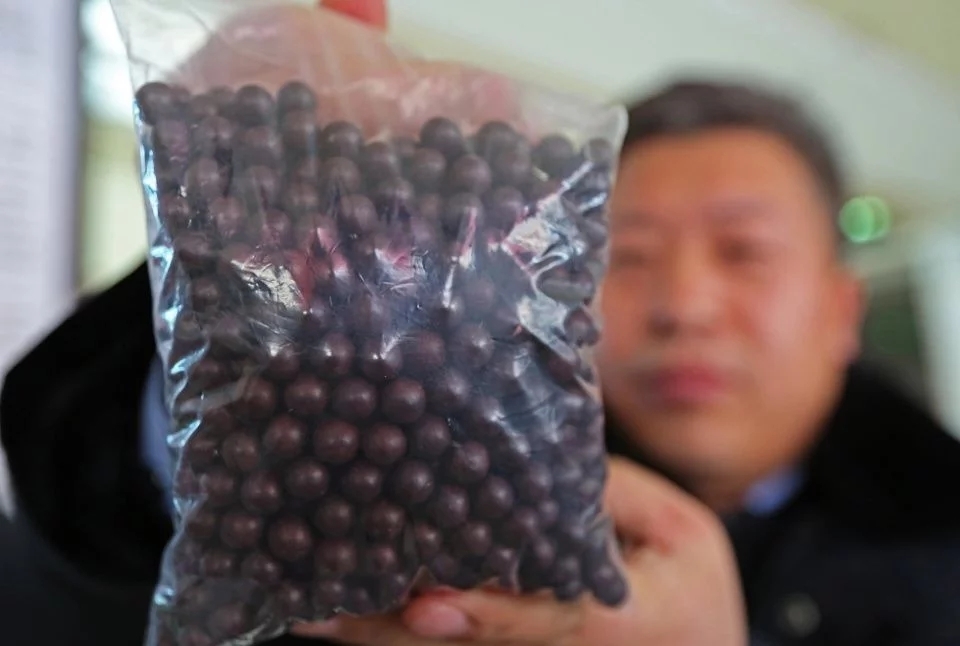 被查出来的弹弓珠，工作人员说：弹弓和弹弓珠只能带走一样，但是一般被查出来时，旅客都会带走弹弓留下弹弓珠。