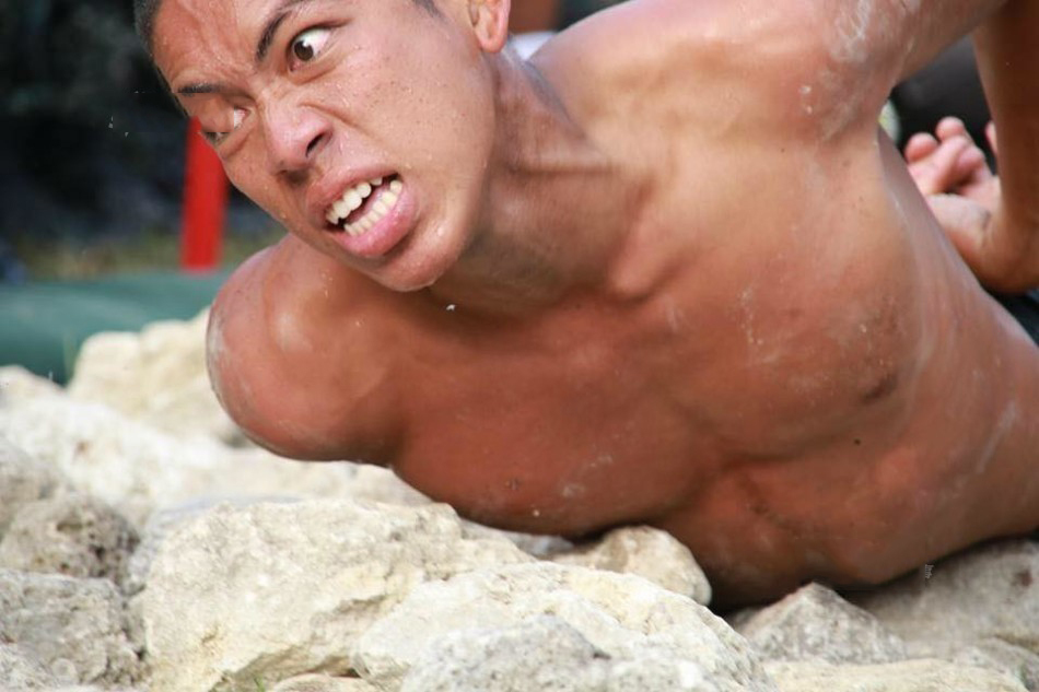 龇牙咧嘴这个痛!台军草莓兵石头上摸爬滚打