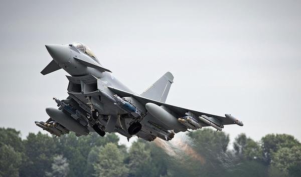 日本在东海全面败北 英国台风战机紧急部署日