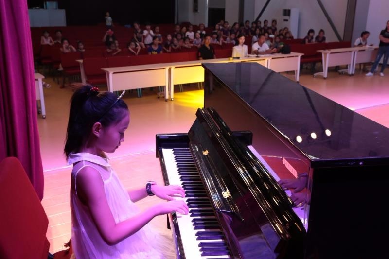 河北甘单影视少儿百集成语典故剧组走进肥乡海