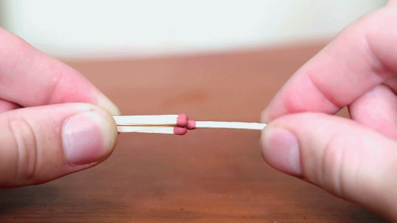 只有4根火柴没有任何其他的工具 也可以点燃火柴