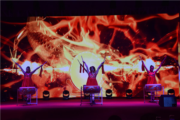 《水鼓舞》开场表演