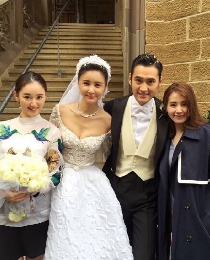 张歆艺袁弘婚礼现场幸福拥吻 唐人三宝重聚