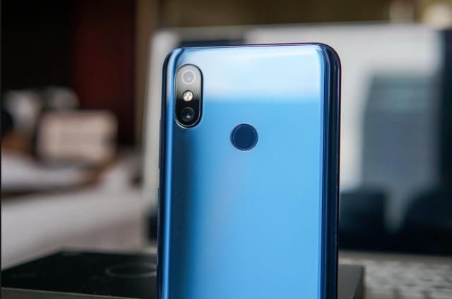 一个NFC功能让小米8比荣耀play更走心