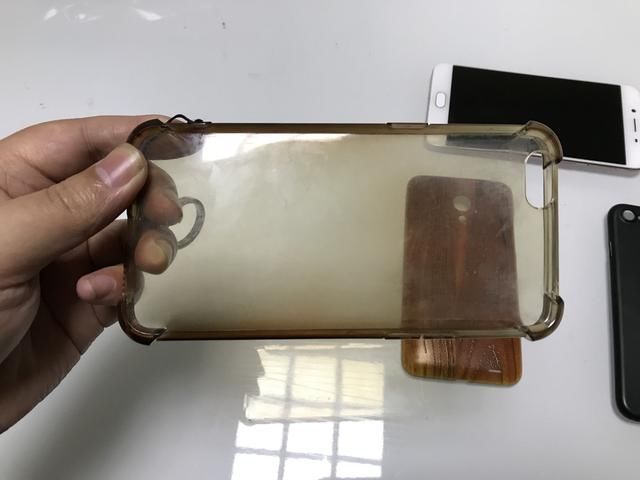 手机壳用久了发黄怎么办?成都小伙轻松一招教