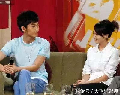 郑爽跳舞时感觉裤子口太松,往上提了一下,他的