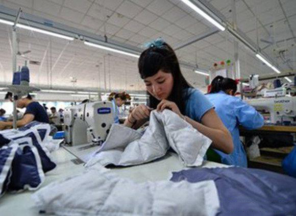 暑假工的女大学生,为何进厂也不去做更轻松的