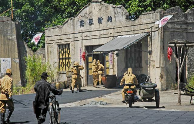 日本鬼子的三光政策:抢光老百姓的钱粮,睡前还