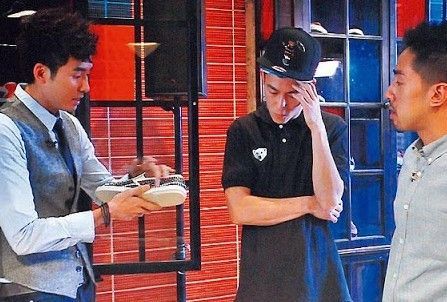 为给自家品牌CLOT的陈冠希，早前曾接受有线电视新节目《赚大钱》专访，由于陈冠希全程采取不合作态度，有线遂将专访不播出。脾气不顺的他竟在instagram上贴主持人钟健威照片爆粗反击，并指负责访问的钟健威问题愚蠢，将黑面合理化。