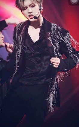 朱正廷的杀手锏是露腹肌,但蔡徐坤轻扯衣领就