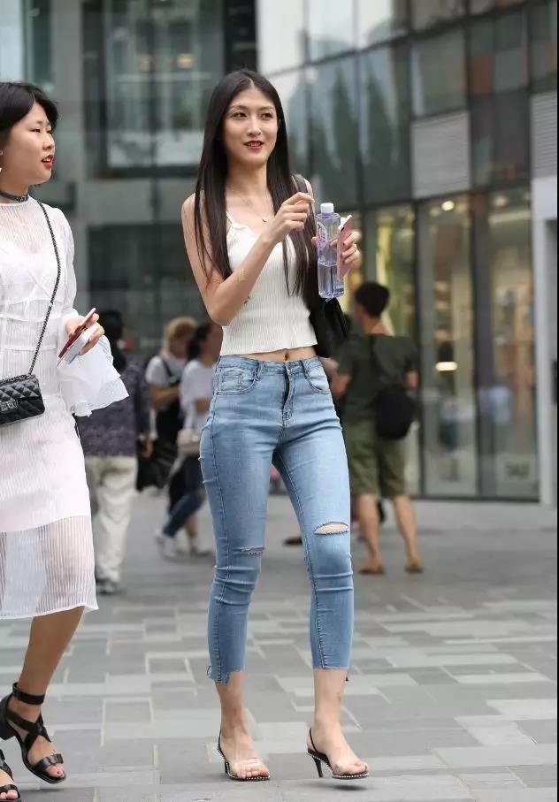 街拍美女:大长腿大高个,美臀的牛仔长裤性感长