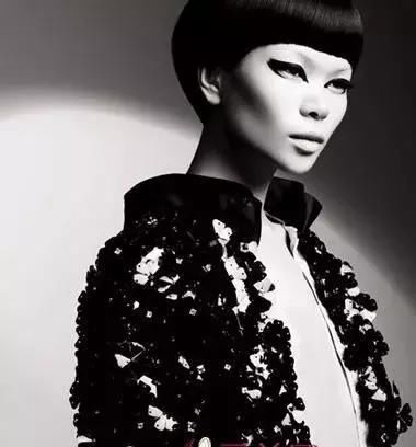 她是中国人眼里最丑的超模,却是西方人眼中的