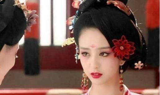 女星的花钿妆:迪丽热巴钟爱凤尾花,杨幂钟爱红